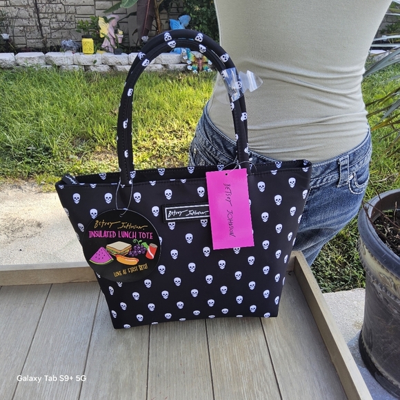 BETSEY JOHNSON BLACK n WHITE BETSEY JOHNSON INSULATED SKULL SATCHEL. LUNCH TOTE - Picture 3 of 4
